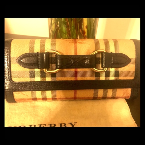 Authentic Burberry Wallet come with dust bag